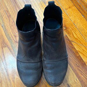 Sorel Harlow Chelsea Boots  Size 8